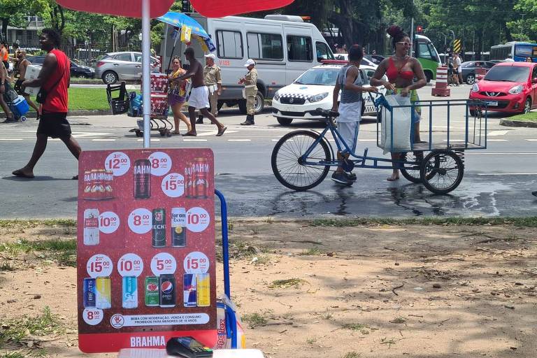 Placa anuncia preços da cerveja de ambulante no Carnaval do Rio