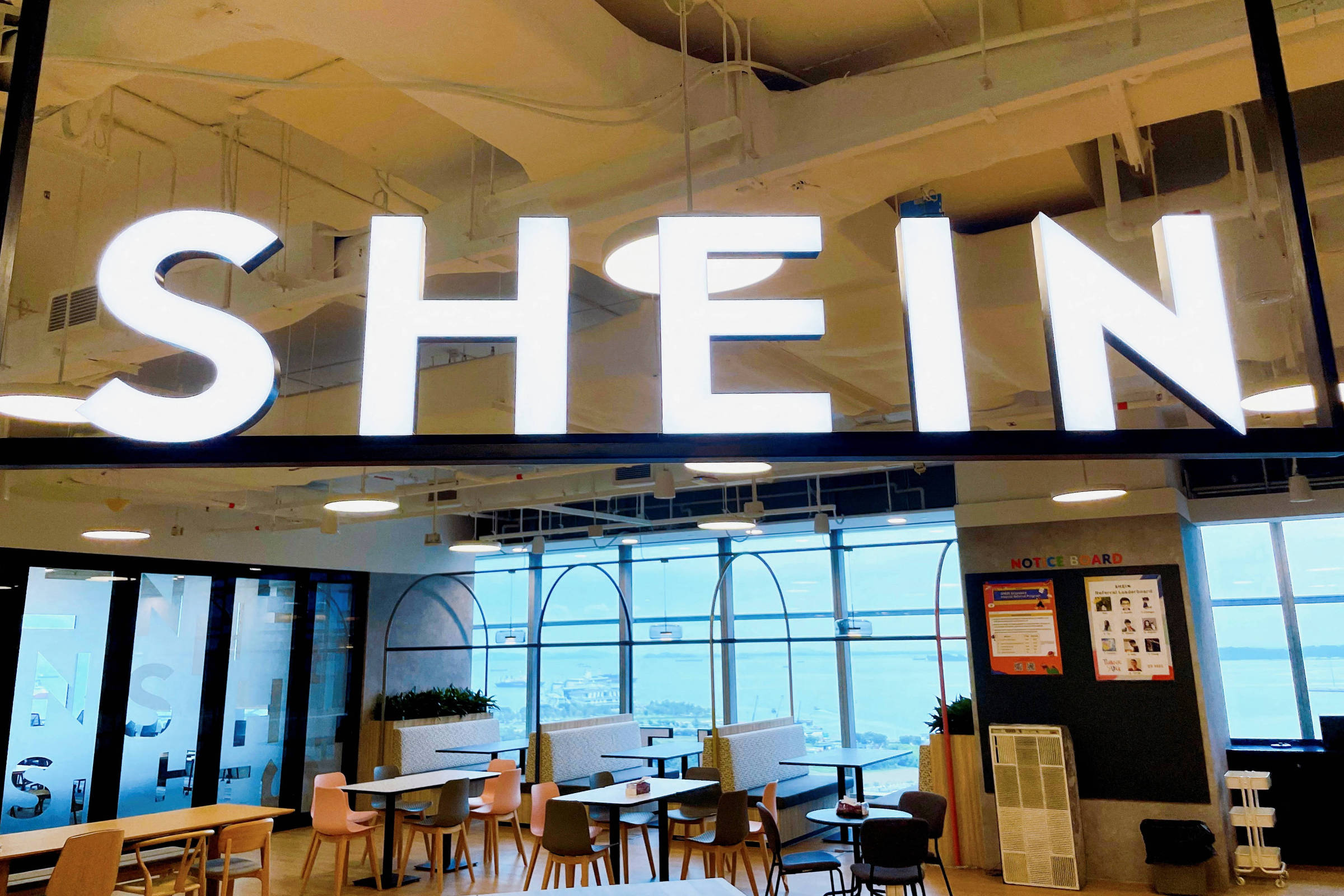 Shein inaugura loja em Paris e causa polêmica na terra da Alta-Costura