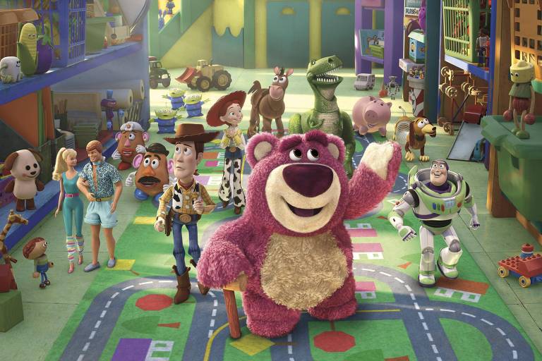 O vilão Lotso, no centro da imagem, usa uma bengala em cena de 'Toy Story3'