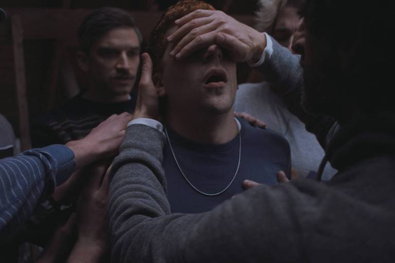 Seita de machos repele a 'vaginosfera' em filme com Jesse Eisenberg em Berlim