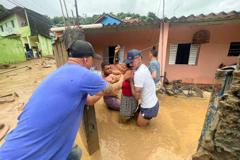 Família é resgatada de imóvel na região de Topolândia, em São Sebastião, onde uma casa desabou