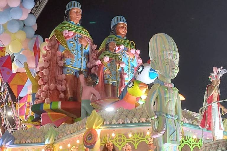 Carro alegórico da Grande Rio traz esculturas de Cosme, Damião e Doum, santos católicos sincretizados na umbanda e no candomblé
