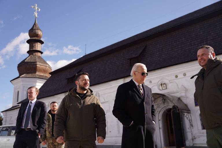 Biden e Zelenski, ao centro, andam por Kiev antes de encontro na sede do governo ucraniano