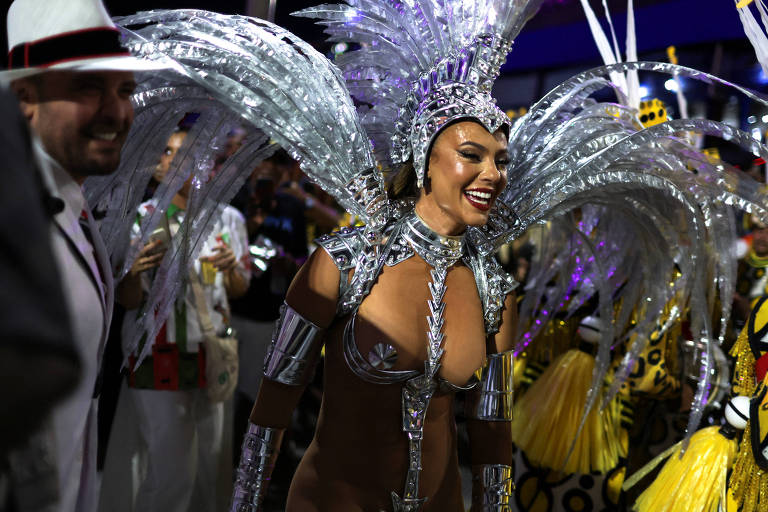 Estilista de Paolla Oliveira explica estresse da atriz com roupa antes do desfile