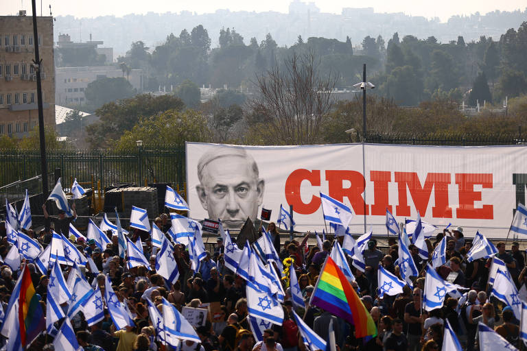 Manifestantes protestam contra reforma judicial proposta pelo governo de Israel antes de votação no Parlamento, em Jerusalém 