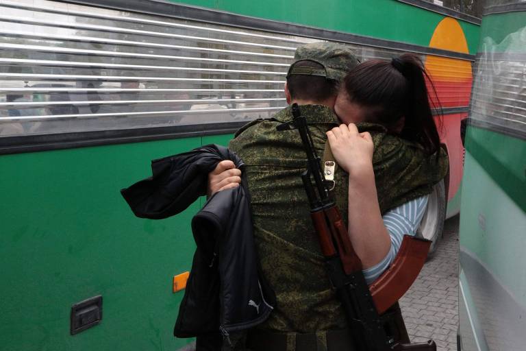 Reservista mobilizado para lutar na Ucrânia se despede antes de pegar ônibus em Sebastopol, na Crimeia