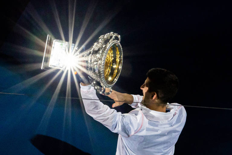 Novak Djokovic celebra a conquista do Aberto da Austrália, em janeiro de 2023.