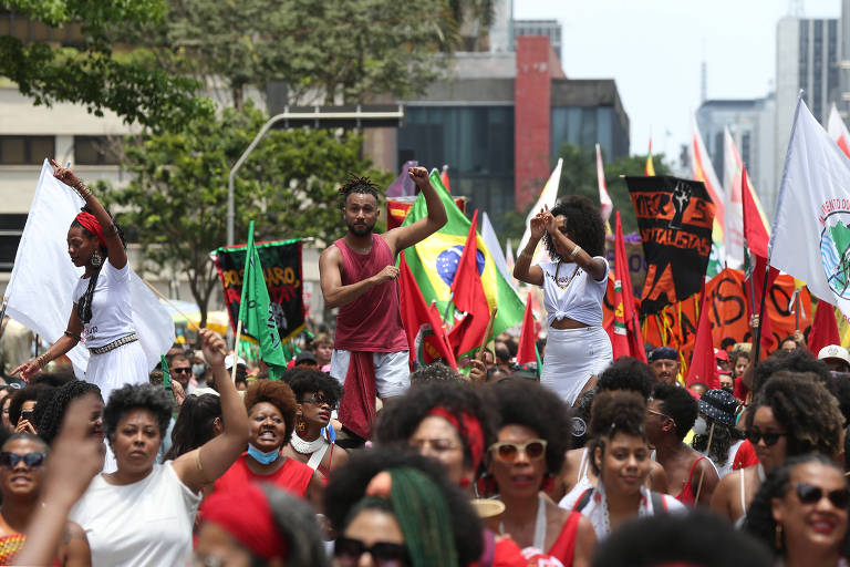 Ativistas e grupos antirracistas protestam na Marcha da Consciência Negra, em São Paulo, pedindo mais direitos e representatividade às pessoas pretas e pardas