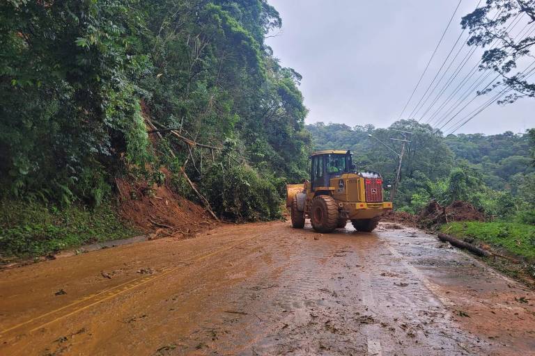 Máquina trabalha em trecho interditado da rodovia Rio-Santos