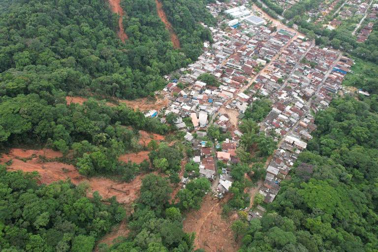 Imagens aéreas mostram destruição na Barra do Sahy, região mais atingida pelas chuvas em São Sebastião (SP)