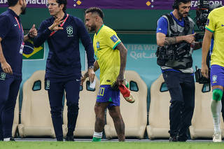 Neymar sofre uma entorse no tornozelo direito