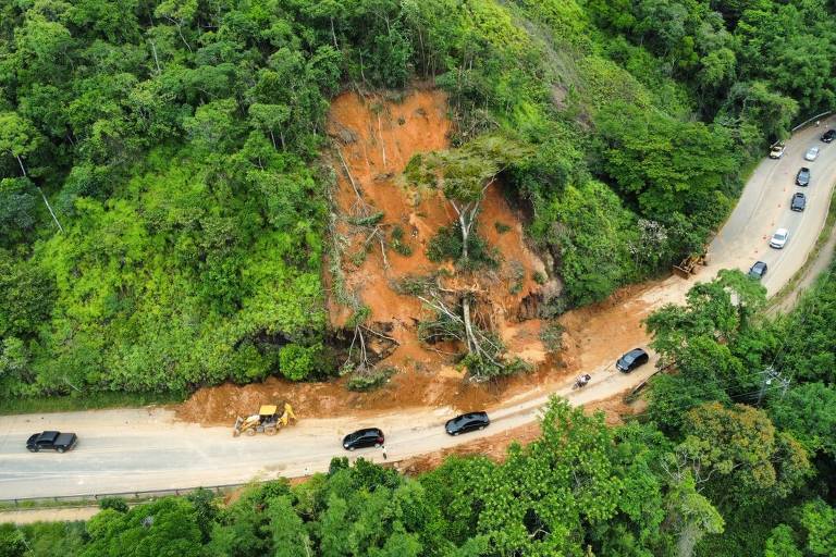 Veículos rodam em sistema de pare e siga em trecho onde houve queda de barreira na rodovia Rio-Santos