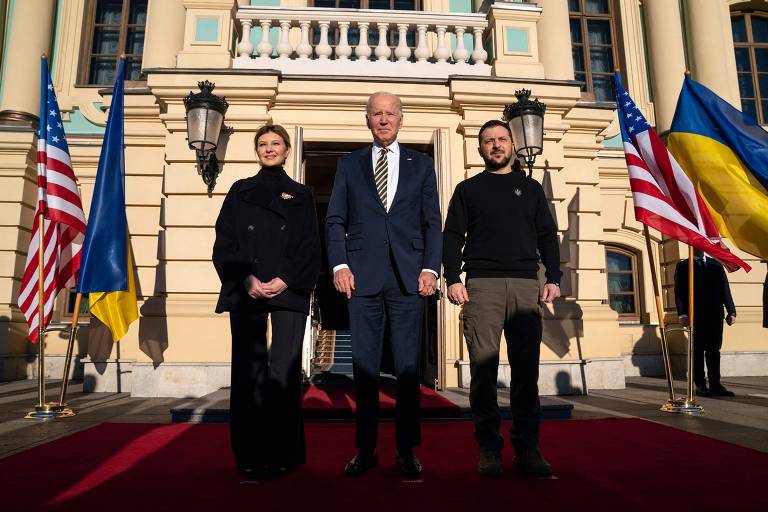O presidente dos EUA, Joe Biden, ao centro, posa com o presidente da Ucrânia, Volodimir Zelenski, à direita, e a primeira-dama Olena Zelenska, à esquerda, em frente ao palácio Mariinsky, em Kiev