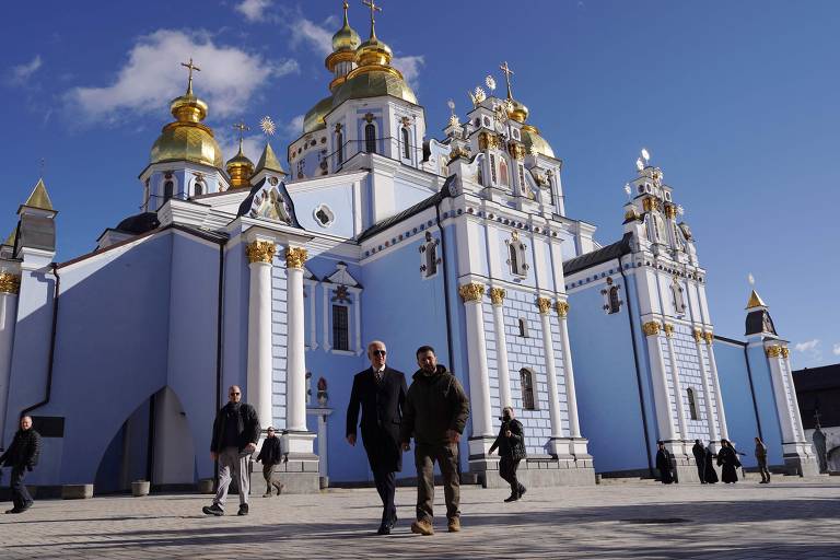 O presidente dos EUA, Joe Biden, ao lado de seu homólogo ucraniano, Volodimir Zelenski, em frente ao mosteiro São Miguel das Cúpulas Douradas, na capital Kiev 