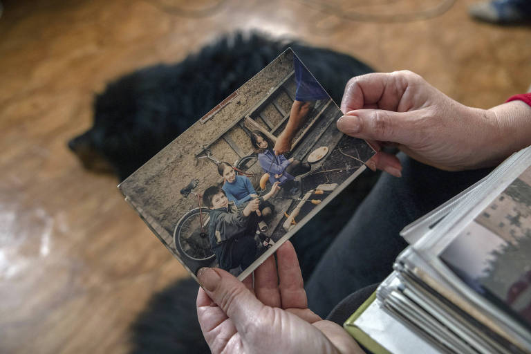 Liudmila Shestakova segura foto de infância do filho, Taras Melster, e da nora, Olha, em Kropivnitski, na Ucrânia