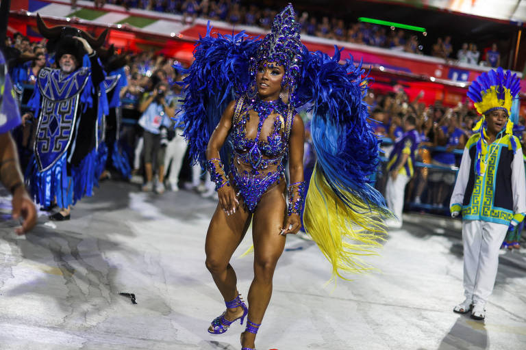 A rainha de bateria Mayara Lima comanda o samba da Paraiso do Tuiuti na Sapucaí