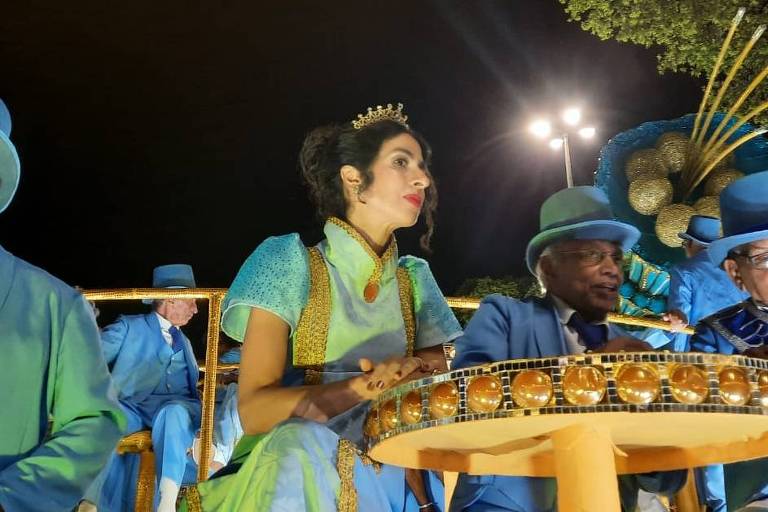 Carnaval 2023: Marisa Monte se emociona ao subir no primeiro carro da Portela: 'Toda arrepiada'