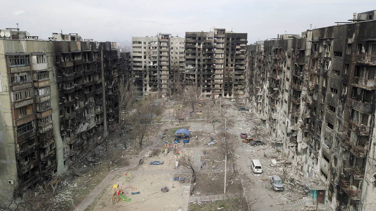 Prédios residenciais destruídos na cidade portuária de Mariupol, no sul da Ucrânia, após invasão russa; Moscou conquistou a cidade em maio, no maior cerco da guerra até então