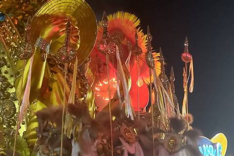 Vocalista da banda A Dama se emociona com estreia no Carnaval de