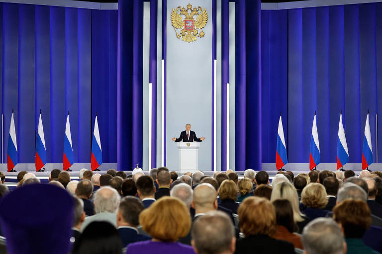 Putin faz seu discurso anual à Assembleia Federal em centro de convenções no centro de Moscou