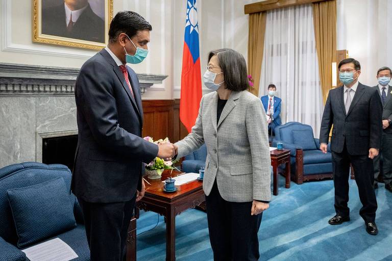 O deputado americano Ro Khanna e a líder de Taiwan, Tsai Ing-wen, cumprimentam-se durante encontro no gabinete presidencial, em Taipé