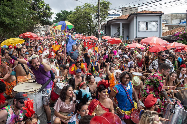 Foliões acompanham a passagem do Bloco Acadêmicos do Cerca Frango pelas ruas da Vila Romana, na zona oeste de SP 