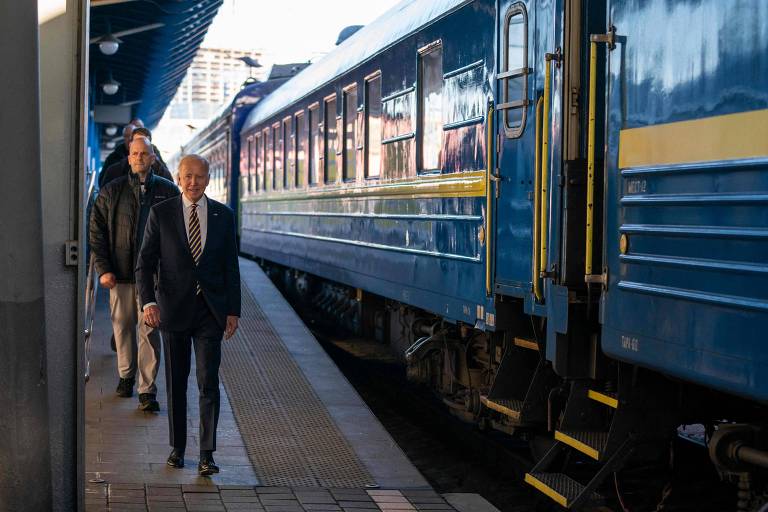 O presidente dos EUA, Joe Biden, em estação de trem após fazer uma visita surpresa a Kiev, na Ucrânia