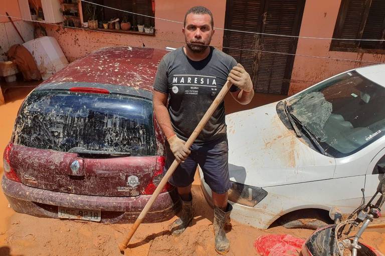 Jocelio Oliveira Silva, 44 carpinteiro. Perdeu os dois carros e a moto com a garagem aterrada pelo deslizamento. "Só não perdi a vida, graças a Deus"