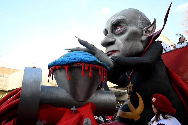 Carro alegórico representa Putin como um vampiro, em Colônia