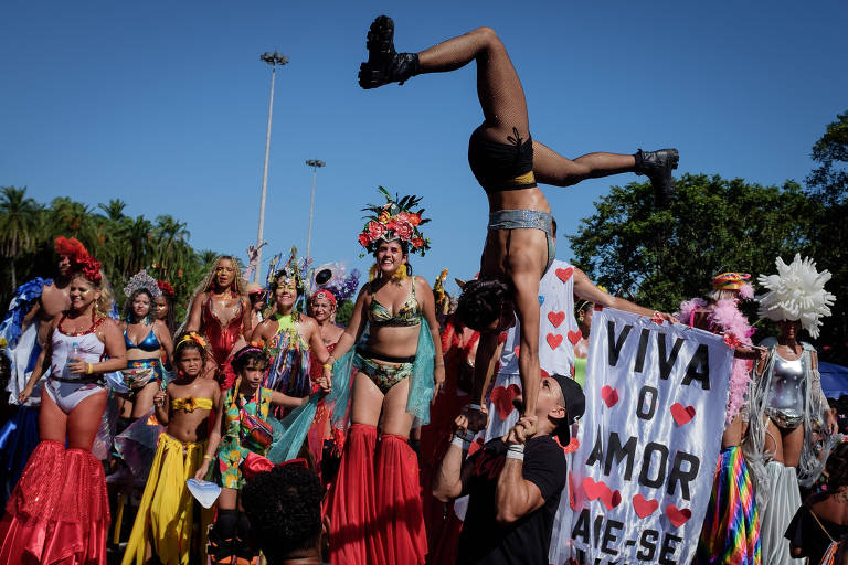 Foliões curtem o bloco Orquestra Voadora, no Aterro do Flamengo, zona sul do Rio de Janeiro, nesta terça (21) 