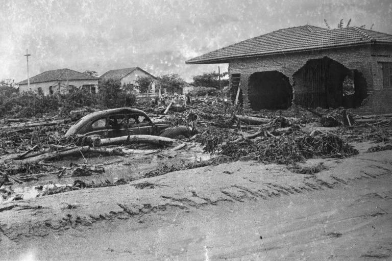 Destruição causada pelas fortes chuvas em Caraguatatuba em março de 1967