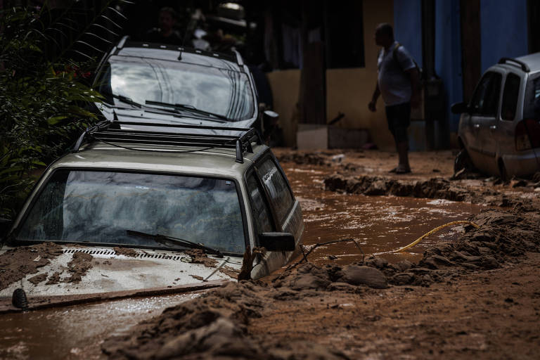 Carros soterrados pela lama dos deslizamentos após fortes chuvas