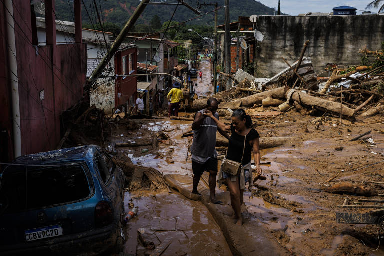 Bombeiros, exercito e voluntários trabalham no resgate de vítimas dos deslizamentos causados por forte chuva no último fim de semana em São Sebastião