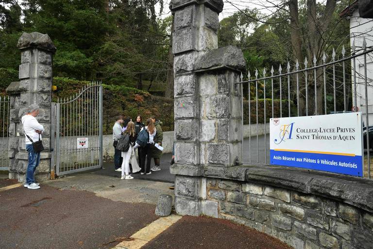 Entrada da escola Saint-Thomas d'Aquin em Saint-Jean-de-Luz, no sudoeste da França, onde professora foi morta a facadas por aluno de 16 anos