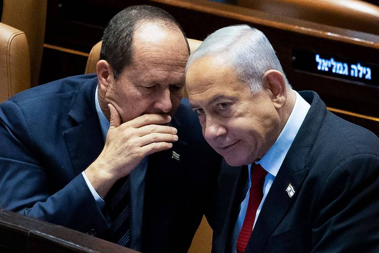 O ministro da Economia de Israel, Nir Barkat (à esq.), conversa com o premiê Binyamin Netanyahu, no Parlamento israelense 