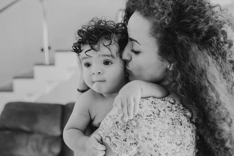 Poliana Martins abraça e beija seu filho João, um bebê