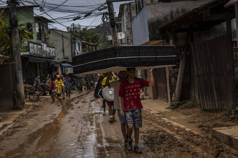Governo Lula antecipa pagamento de benefícios para população atingida pelas chuvas em SP