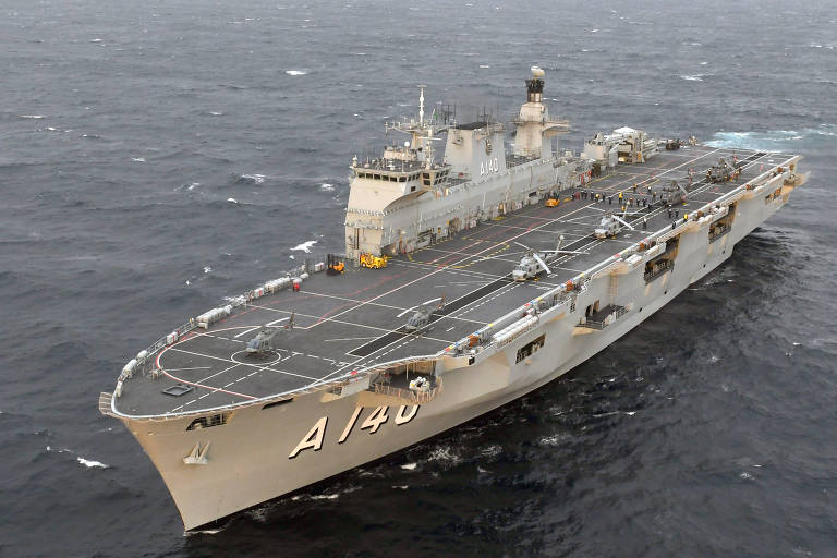Maior navio da Marinha vai a São Sebastião para ajudar vítimas de tragédia