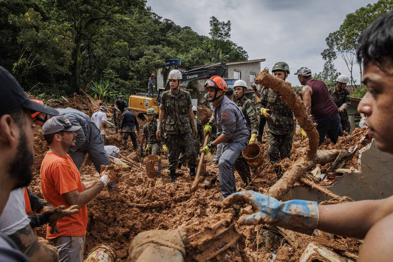 Bombeiros, exército e voluntários trabalham no resgate de vítimas dos deslizamentos causados pela chuva em São Sebastião, no Litoral Norte de São Paulo