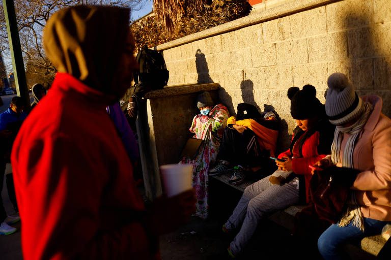 Migrantes em Ciudad Juarez, no México, tentam agendar consulta com as autoridades de fronteira dos Estados Unidos através do aplicativo CPB One