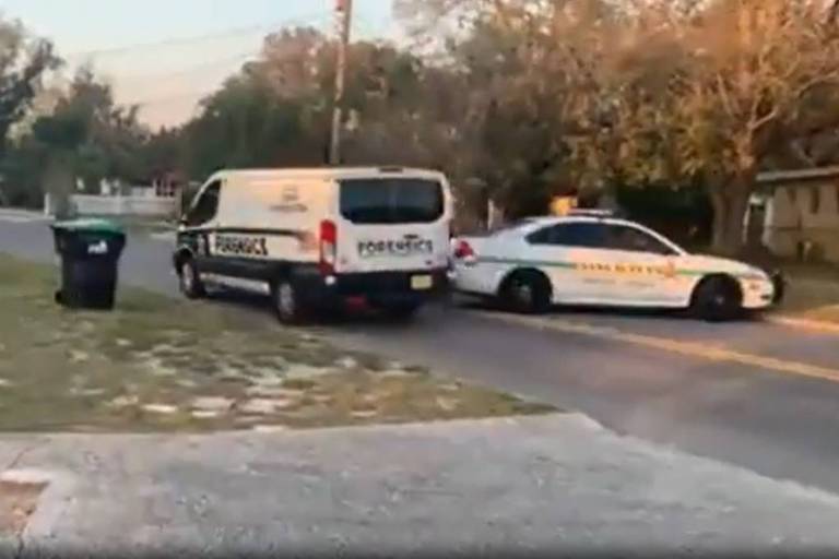 Veículos da polícia em local onde profissional da imprensa foi assassinado na Flórida, nos EUA