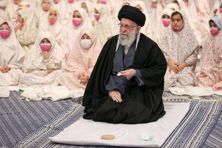 O aiatolá Ali Khamenei, líder supremo do Irã, em encontro com grupo de jovens que chegaram à idade da puberdade em Teerã 