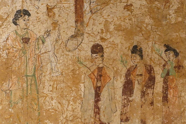 Desenho antigo achado na China mostra cristãos com aparência oriental. São quatro pessoas em pé com roupas de sacerdote