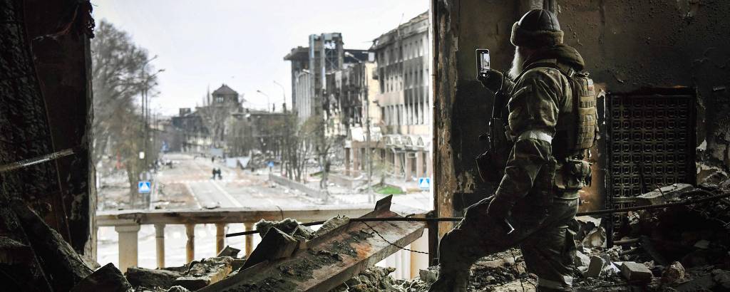 Soldado russo capta imagem com celular nas ruínas do teatro de Mariupol, cidade ucraniana tomada no cerco mais brutal da guerra até então

