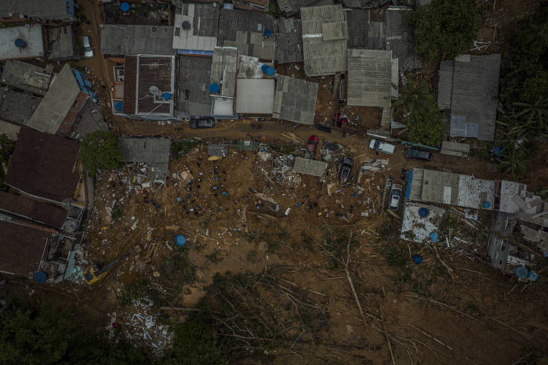 Casas que ocupavam morro na Barra do Sahy, em São Sebastião, foram arrastadas pela enxurrada 