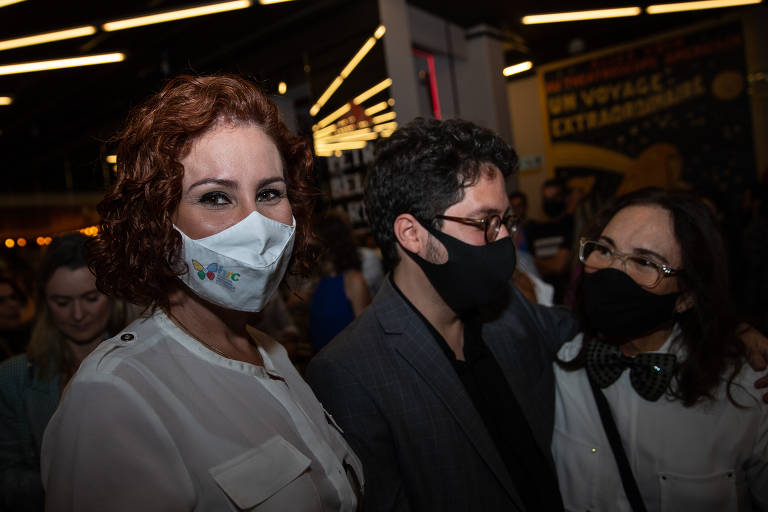 A deputada Carla Zambelli, o cineasta Josias Teófilo (cineasta) e a atriz Regina Duarte na pré-estreia do documentário "Nem Tudo se Desfaz", em São Paulo. O filme fala sobre a ascensão de Jair Bolsonaro