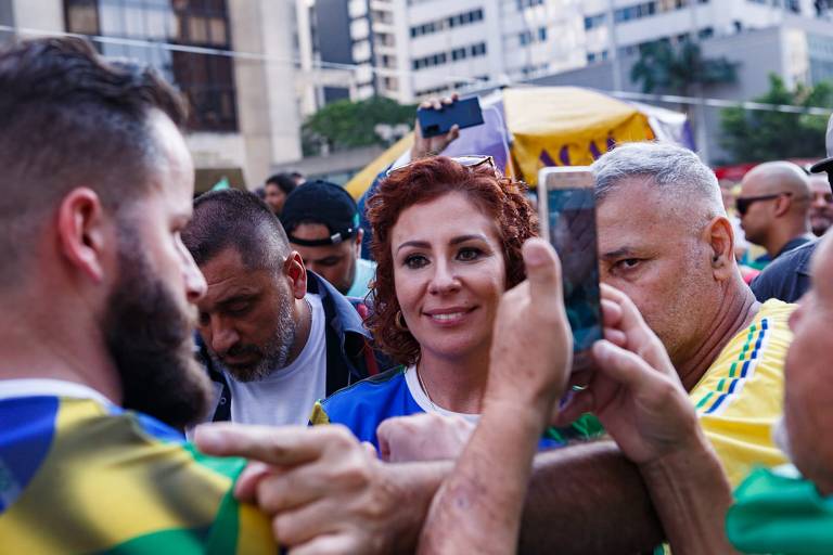 A deputada federal Carla Zambelli participa de manifestação do dia 1º de maio organizada por movimentos bolsonaristas na avenida Paulista, em São Paulo