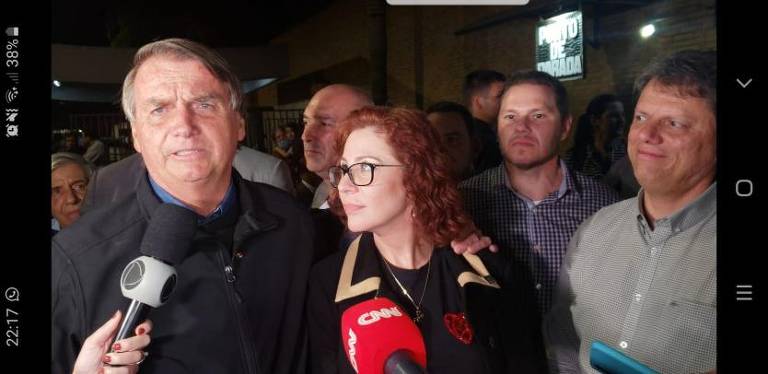 O presidente Jair Bolsonaro (PL) acompanhado de Carla Zambelli (PL) e Tarcísio de Freitas (Republicanos) após jantar em pizzaria na capital