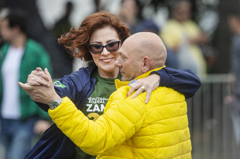 A deputada Carla Zambelli e empresário Luciano Hang dançam no Campo de Marte, em São Paulo, antes do inicio da motociata com a presença do presidente Jair Bolsonaro (PL)