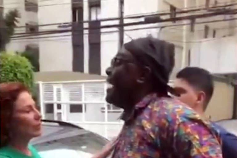 O jornalista Luan Araújo e a deputada federal Carla Zambelli (PL-SP) discutem em São Paulo na véspera do segundo turno da eleição presidencial de 2022